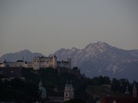 朝ぼらけの城と山