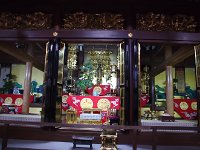 金ピカの仏壇と本尊。 内陣は豪華・・・村の繁栄が忍ばれます。