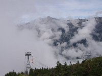 霧の晴れ間の笠ヶ岳とロープウェイ